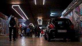 Очевидец за колата, "паркирала" в подлез на Орлов мост: Слезе по стълбите, подскачайки на всяко стъпало