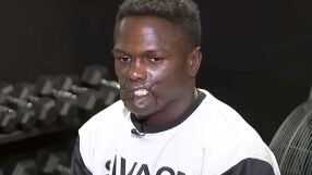 На 6 едва не го убиват шимпанзета, а сега е шампион на тепиха 