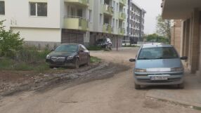 "Движим се по път, който е за трактор": Трета година жителите на новопостроени сгради газят в кал