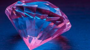 Шестима се опитаха да продадат нелегално внесен 80-каратов диамант, задържаха ги