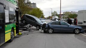 Зрелищна верижна катастрофа в Хасково, причинена от автобус на градския транспорт (СНИМКИ)