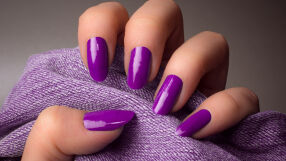 Нежно, стилно, модерно: Защо всички избират лилав маникюр това лято? (СНИМКИ)