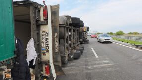 Жестока катастрофа на "Тракия": Тонове картофи заляха магистрала (СНИМКИ)