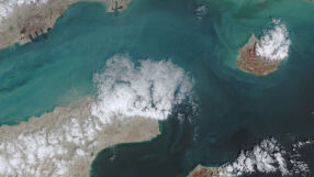 Великобритания съобщи за стрелба по танкер от страна на Иран в Ормузкия проток