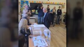 „Поживем – увидим“: Ахмед Доган гласува в София