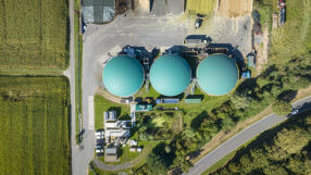 „Сузуки“ снабдява бензиностанции с гориво от кравешка тор