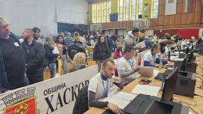 Хаос в Хасково: Комисиите чакат с часове заради грешки с чувалите