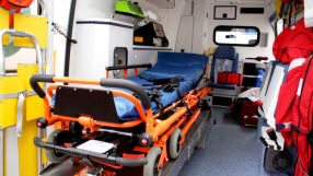 Тролейбус се блъсна в супермаркет, има загинал и ранени