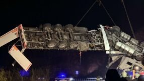 Катастрофата с жертва: Кран вдигна турския тир в Прохода на Републиката 