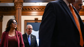 Министърката на труда в правителството на Тръмп подаде оставка