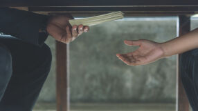 Европейският съюз въвежда общи определения и наказания за корупцията