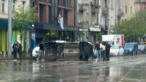 Линейка се обърна на ключово кръстовище в София (ВИДЕО)