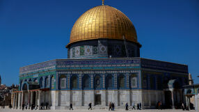 Израелци щурмуваха джамията „Ал Акса“ в Йерусалим и издигнаха знамето си вътре