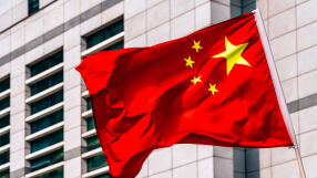 Китай понижава цените на бензина