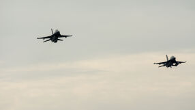 Два изтребителя се сблъскаха, защото пилотите били заети да правят снимки