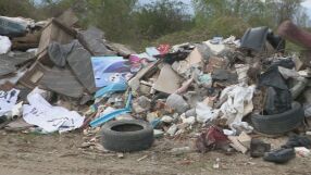 След протест на местните жители: Разчистват незаконното сметище край с. Долни Богров