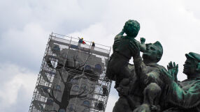 Демонтират скелето на Паметника на Съветската армия в София