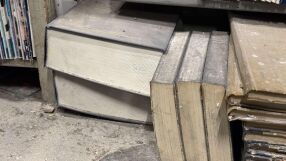 След ремонт за милиони: Течове в Националната библиотека, спасяват книги с кофи и саксии (СНИМКИ)