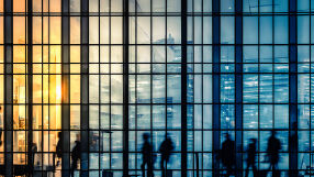 Работници излизат в масова стачка, след като в конкурентна компания служителите получиха огромни бонуси