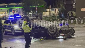 Кола се обърна на ключова улица във Велико Търново (СНИМКИ)