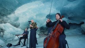 Защо швейцарски музиканти изнесоха концерт в пещера в ледник? 