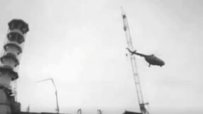 Вижте как един от хеликоптерите -"ликвидатори" се разбива във взривения ядрен реактор на Чернобил 