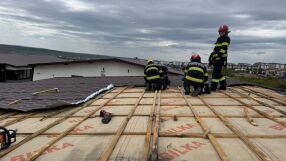 Силен вятър причини смъртта на човек, трима са ранени (СНИМКИ)