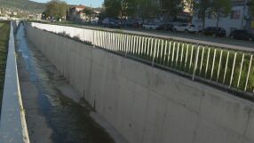 Пожарникари спасиха 12-годишно дете, паднало в корито на река в Шумен