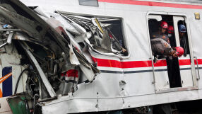 15 са вече жертвите от влаковата катастрофа в Индонезия