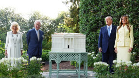 С чай, мед, сладкиши, краставички и целувки започна визитата на крал Чарлз Трети и Камила в САЩ