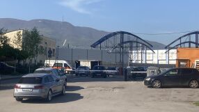 Искал 3000 евро и нови автобуси: Барикадиралият се в „Земляне“ служител бил на работа от ден