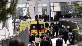 89-годишен с пушка нахлу в две административни сгради в Атина и простреля петима души (ВИДЕО)