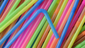 Тийнейджър, облизал и върнал сламка от автомат за фреш, е изправен пред затвор в Сингапур