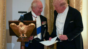 Чарлз III и Доналд Тръмп си размениха комплименти и шеги в Овалния кабинет (СНИМКИ и ВИДЕО)