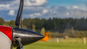 "Машината е тотално разбита": Пилот на малък самолет загина в Германия