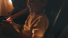 Дете е със зрение едва около 5% и -8.00 диоптъра и на двете очи, след като при 12-часов полет дълго гледа в екран