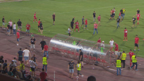 Фенове на ЦСКА нахлуха на терена и прекъснаха мача с Ашдод (ВИДЕО)