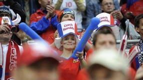 Какво ли не правят чешките фенки за любимия отбор (ВИДЕО)