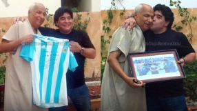 Диего Марадона си размени подаръци със съдията, който не видя 