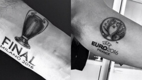 Марк Клатенбърг си татуира логата на двата големи финала, които свири през годината 