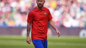 Лъвски скок на фен, за да се добере до Меси