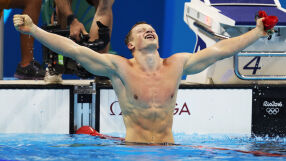 Потънал в бутилки, загуби всичко… докато тя не го намери