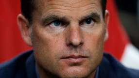 Първа победа за Франк де Бур начело на 