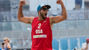 Италиански плажен волейболист сервира като дете... и печели мачове на олимпийските игри (ВИДЕО)