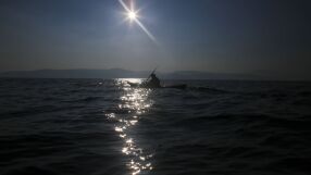 Тийнейджър плува часове наред, за да спаси семейството си, отнесено в морето с каяци