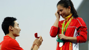 Китайка получи предложение за брак на почетната стълбичка