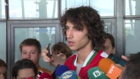 Посрещнаха Тихомир Иванов с питка и българския флаг (ВИДЕО)