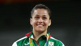 Посрещат Елица Янкова като герой в София (ВИДЕО)