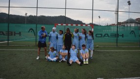 Със забрадка на футболния терен (ВИДЕО)