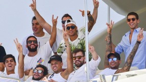 Неймар купонясва в Сен Тропе преди дебюта си за ПСЖ